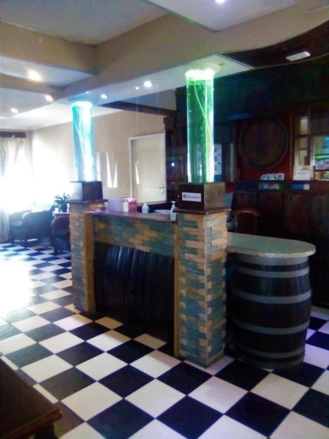 Bread And Barrel Guesthouse Bellville Cidade Do Cabo Exterior foto