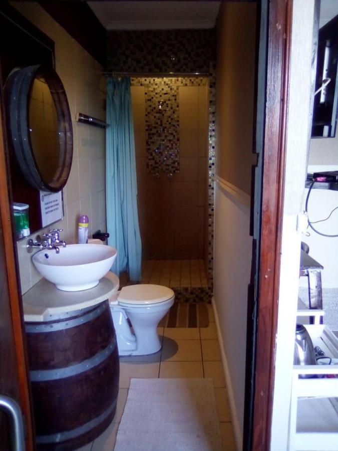 Bread And Barrel Guesthouse Bellville Cidade Do Cabo Exterior foto