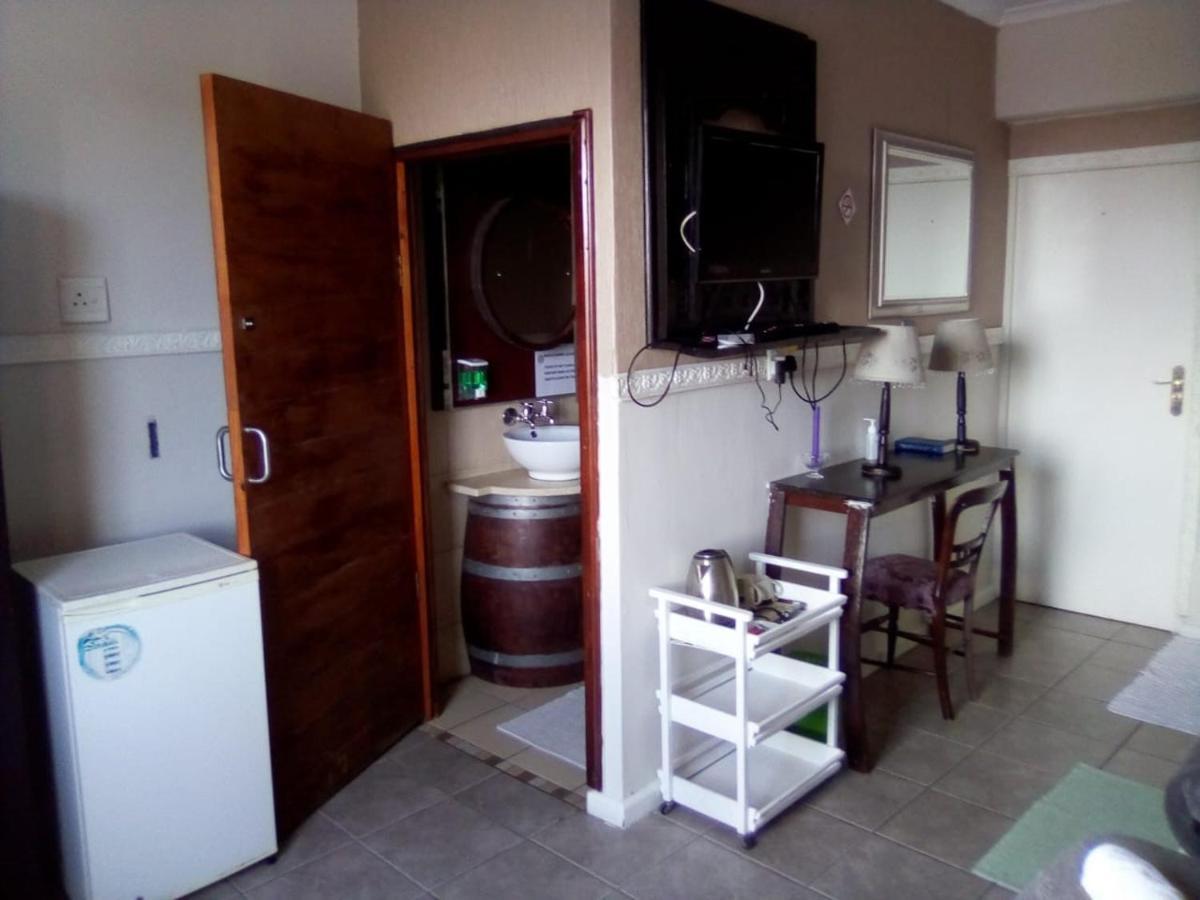 Bread And Barrel Guesthouse Bellville Cidade Do Cabo Exterior foto