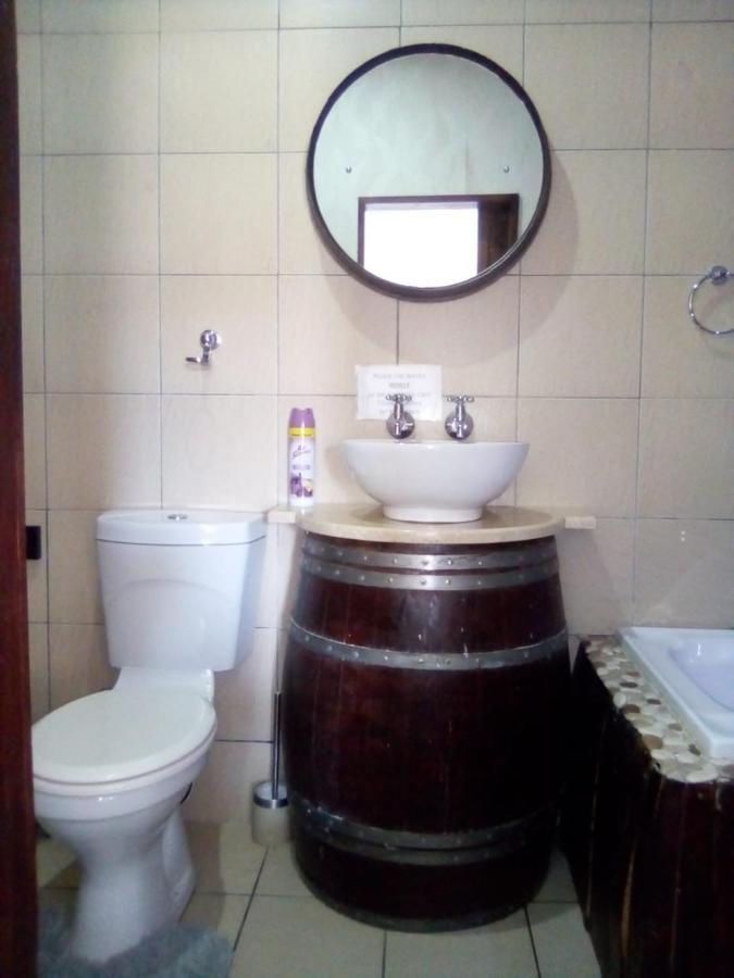 Bread And Barrel Guesthouse Bellville Cidade Do Cabo Exterior foto