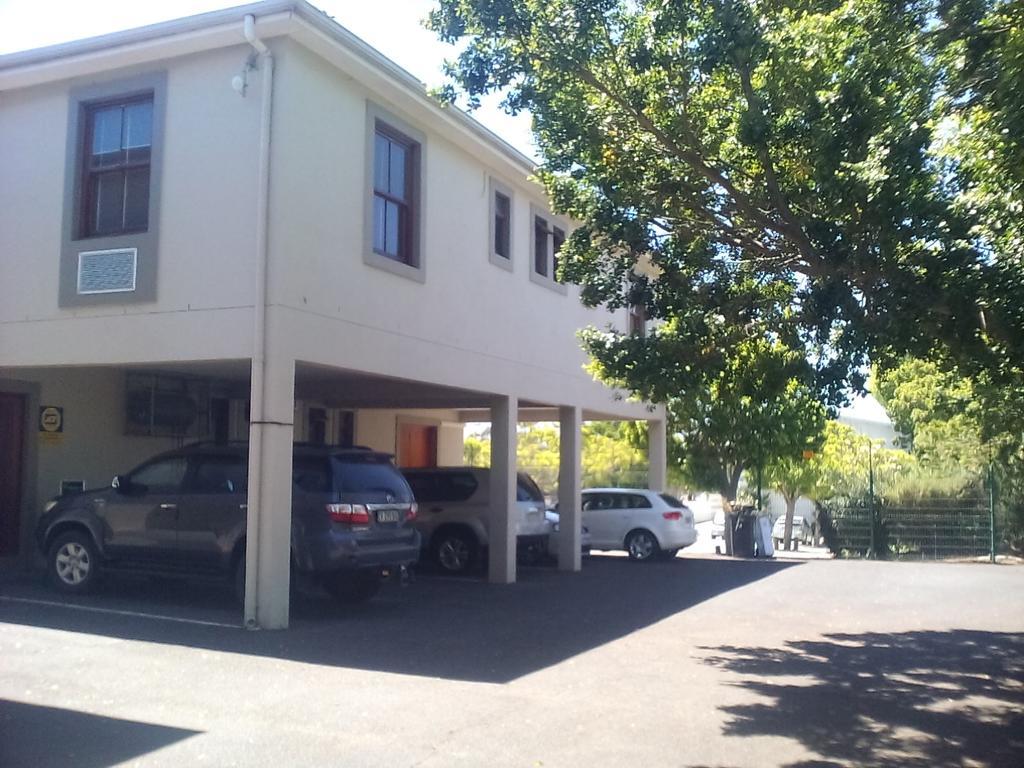 Bread And Barrel Guesthouse Bellville Cidade Do Cabo Exterior foto