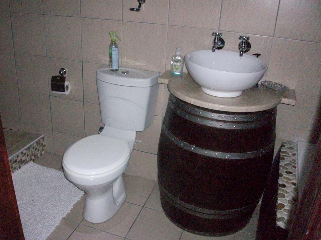 Bread And Barrel Guesthouse Bellville Cidade Do Cabo Quarto foto
