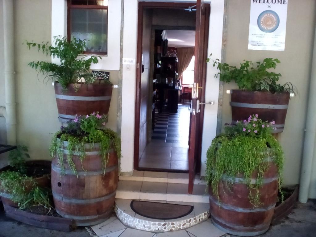 Bread And Barrel Guesthouse Bellville Cidade Do Cabo Exterior foto